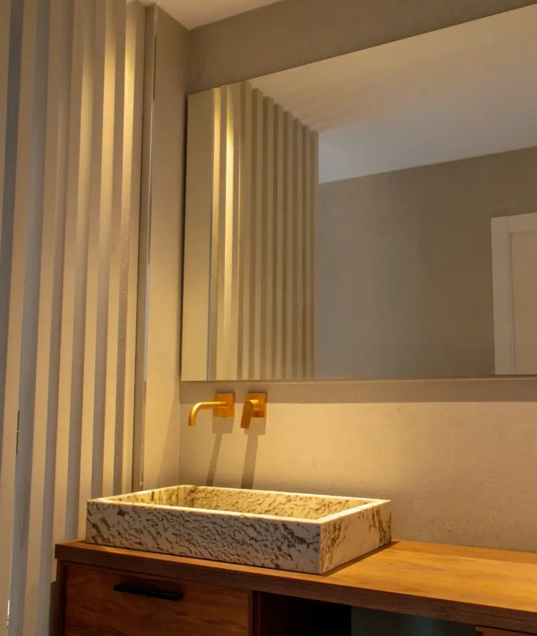 Lavamanos-piedra Lavabo de piedra con grifería empotrada