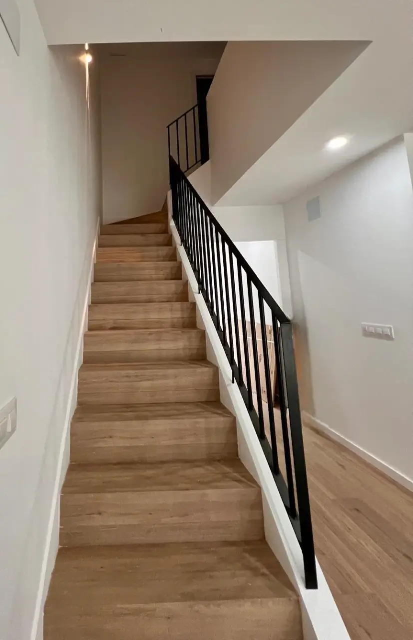 Peldaños Escalera con peldaños de madera laminada